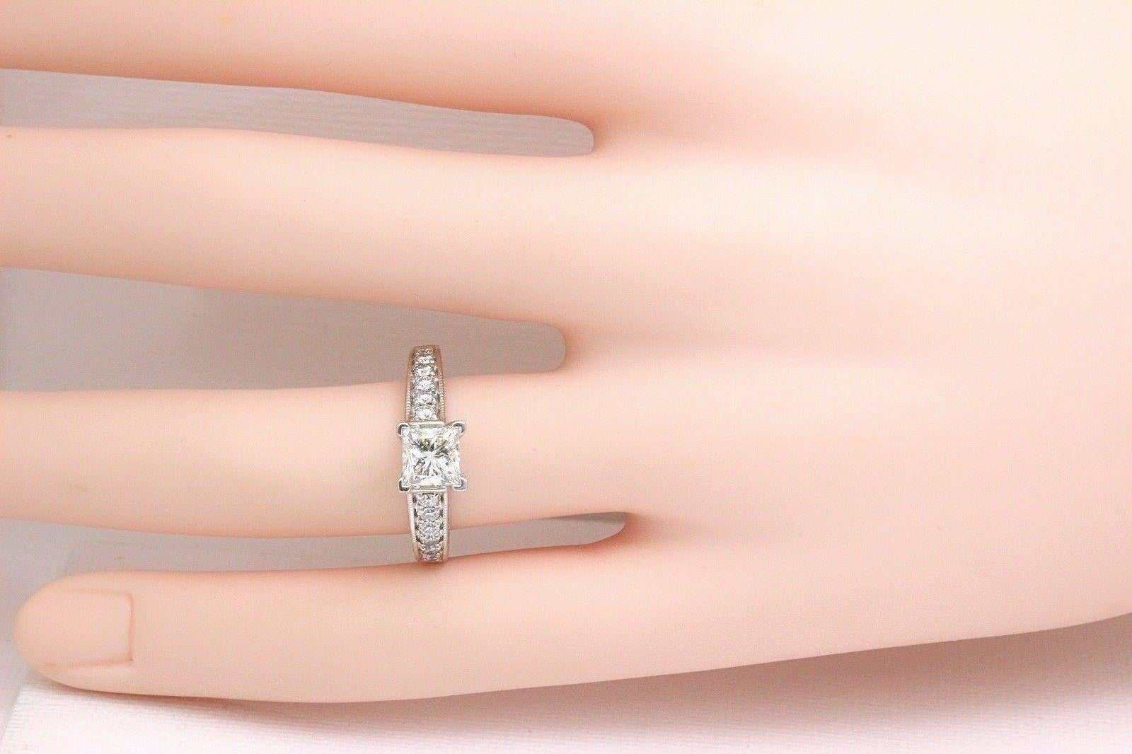 Bague de fiançailles Leo avec diamant taille princesse de 1,48 carat et anneau orné de diamants 14 carats WG en vente 1