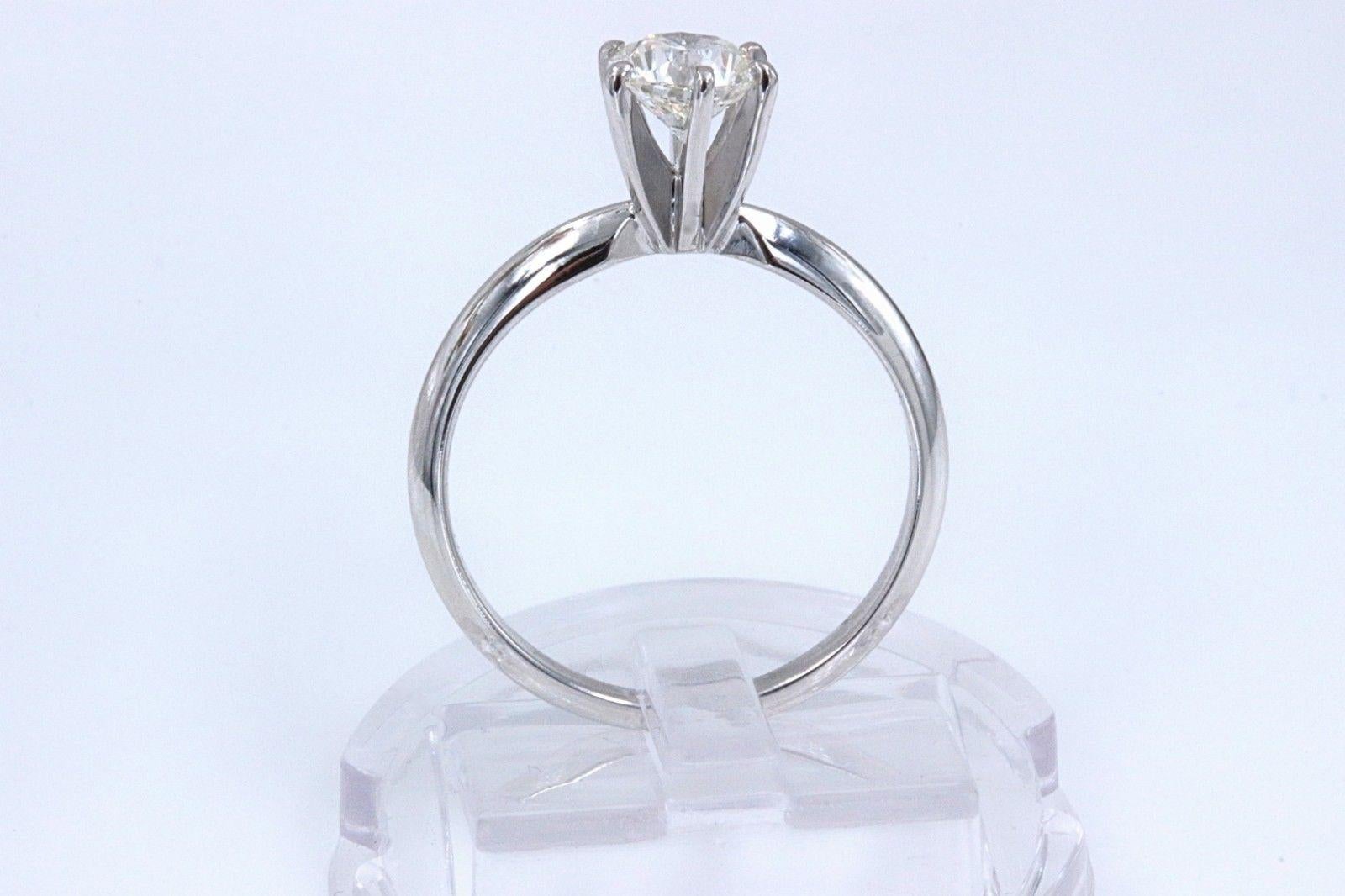 LEO Bague de fiançailles en or blanc 14 carats avec diamants ronds de 0,69 carat I VS2 en vente 5