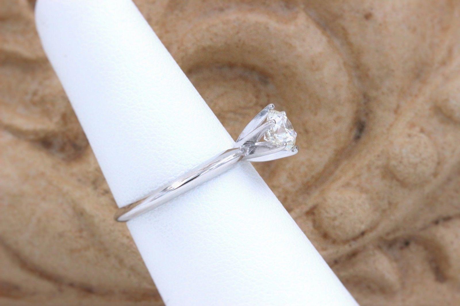 LEO Diamond Engagement Ring Round 0.69 Carat I VS2 14 Karat White Gold In Excellent Condition For Sale In San Diego, CA