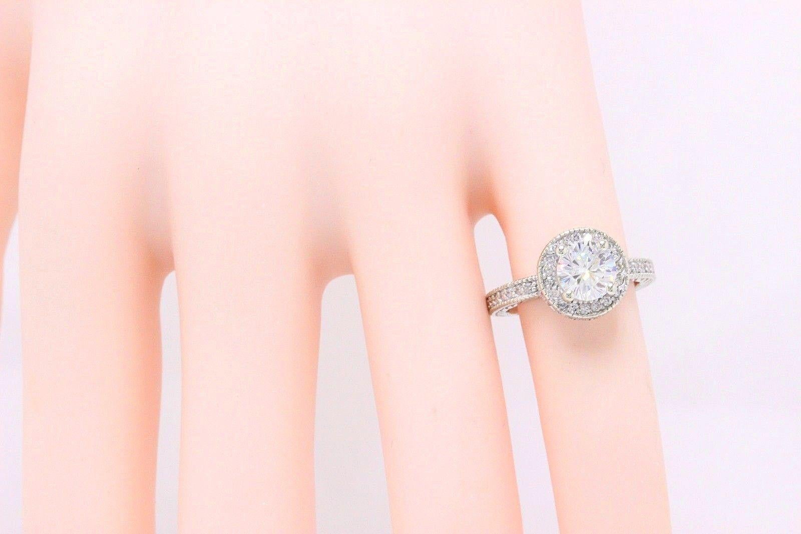 Leo Bague de fiançailles avec diamant taille ronde 1,62 TCW sertie d'un halo en or blanc 14 carats en vente 3