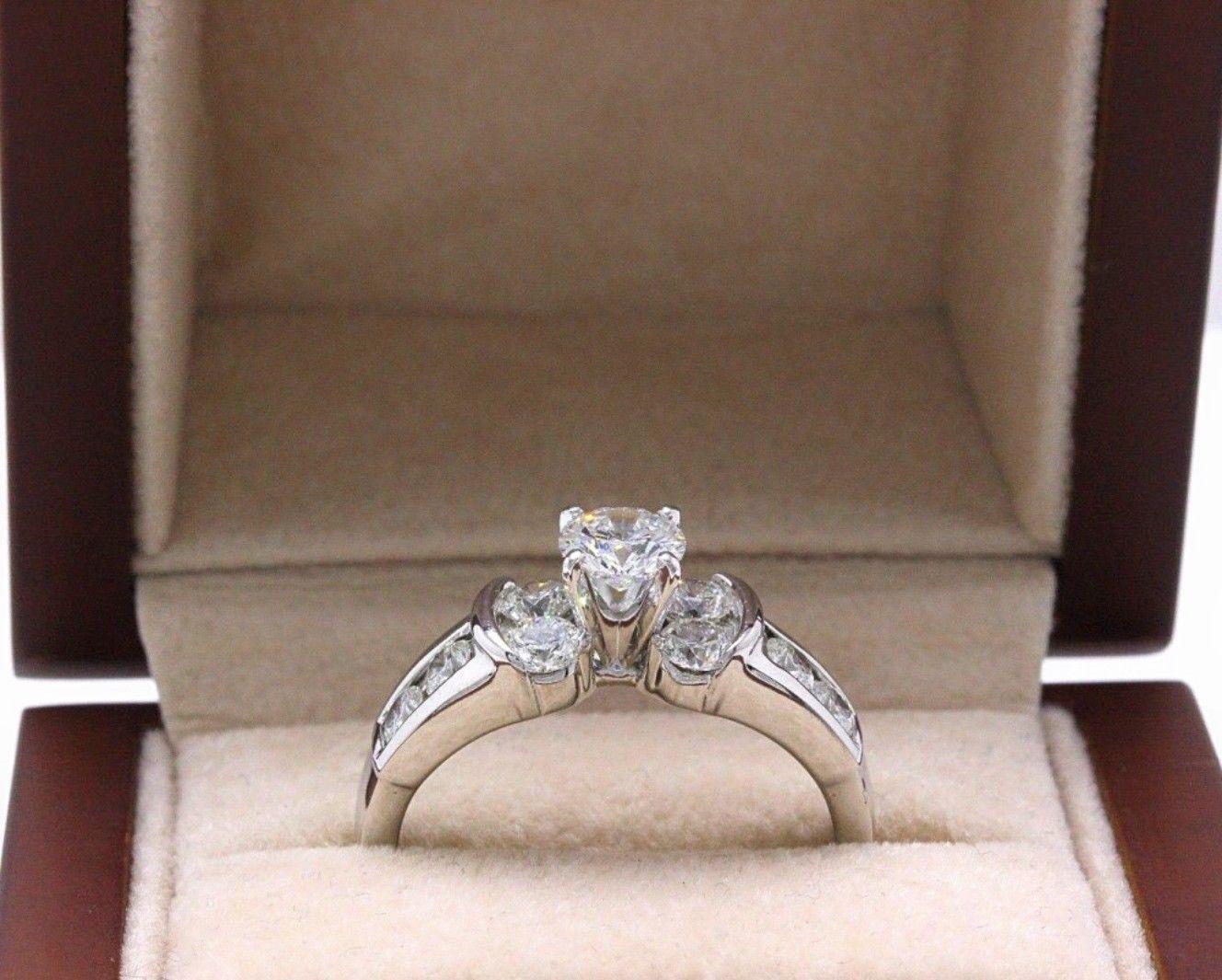 Leo Bague de fiançailles en or blanc 14 carats avec diamants taille ronde de 1,82 carat en vente 5