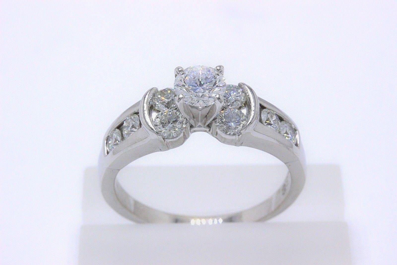 Leo Bague de fiançailles en or blanc 14 carats avec diamants taille ronde de 1,82 carat en vente 1