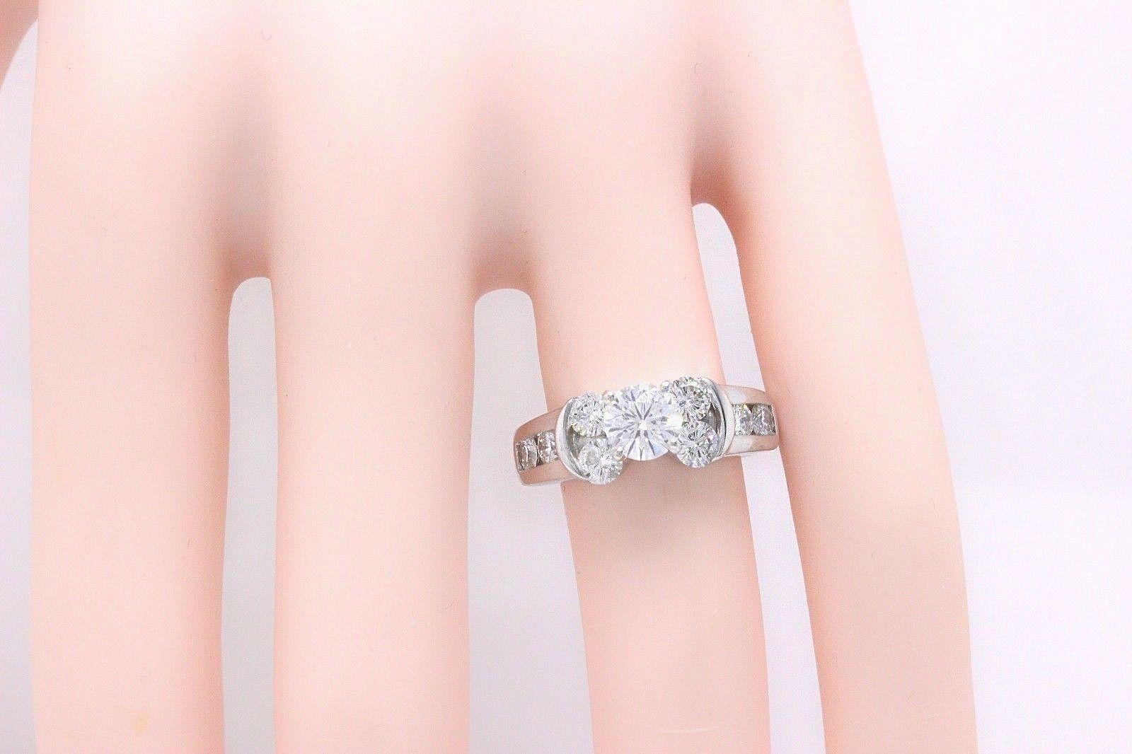 Leo Bague de fiançailles en or blanc 14 carats avec diamants taille ronde de 1,82 carat en vente 3