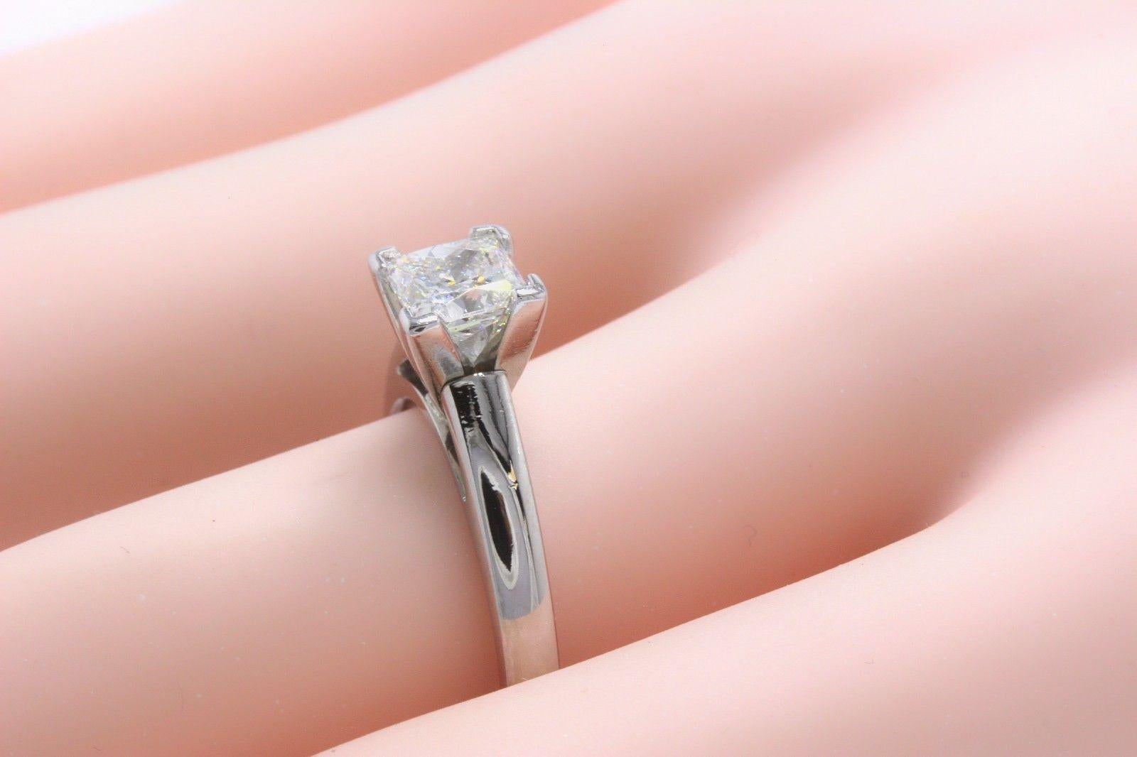 The Diamond Princesse 0.95 Carat H SI1 Solitaire Ring 14 Karat White Gold en vente 6