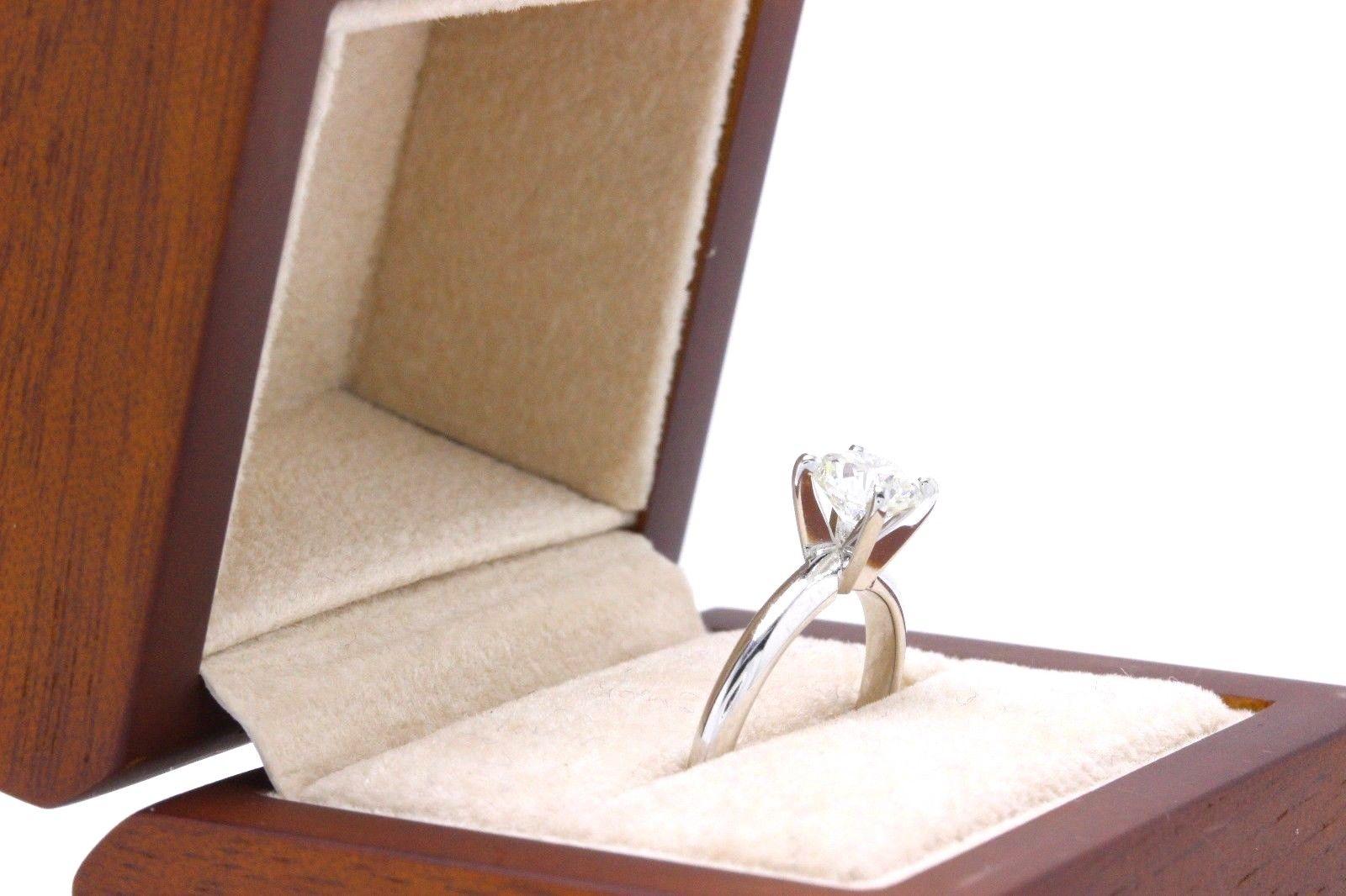 Leo Bague de fiançailles solitaire en or blanc 14 carats avec diamant taille ronde 1,02 carat CTS I SI2 en vente 5