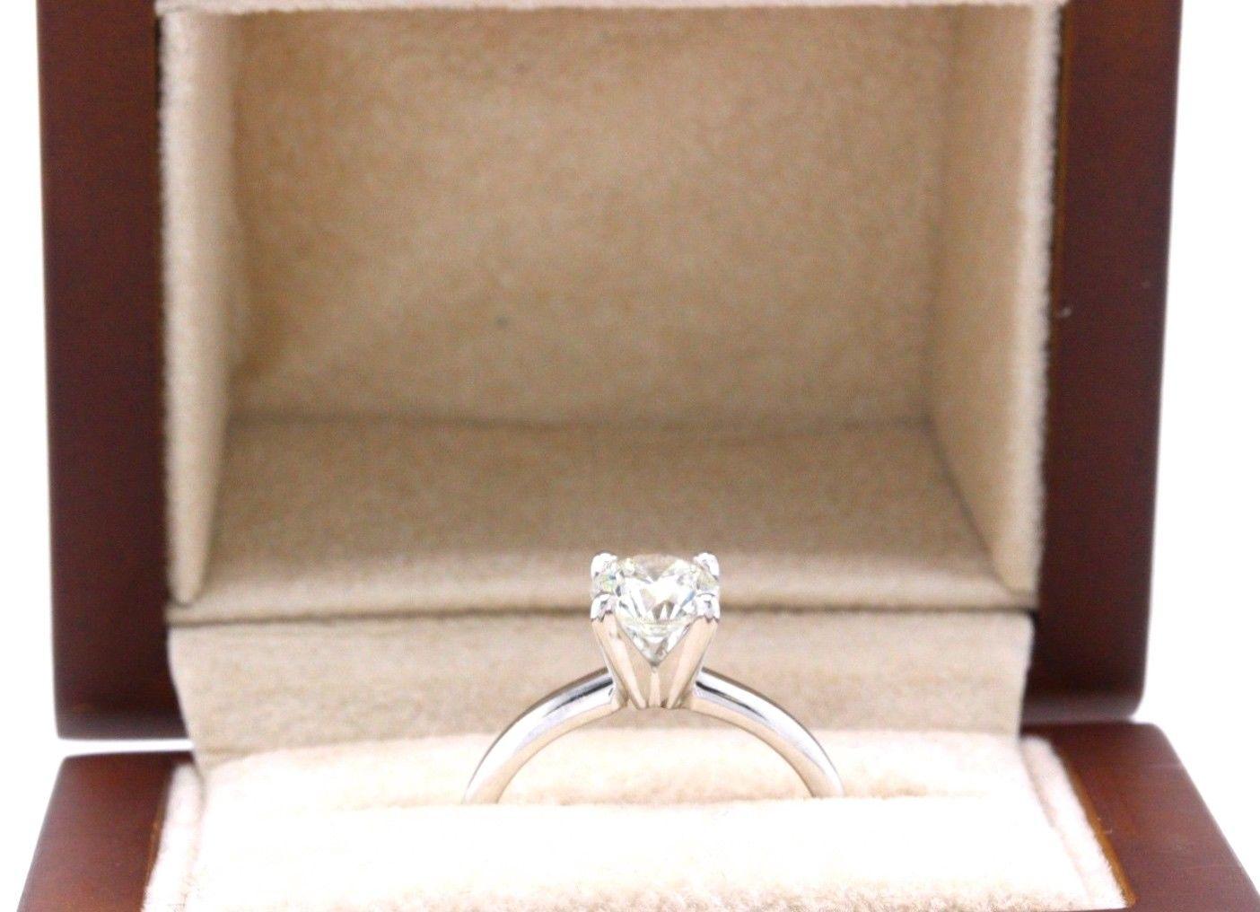 Leo Bague de fiançailles solitaire en or blanc 14 carats avec diamant taille ronde 1,02 carat CTS I SI2 en vente 4