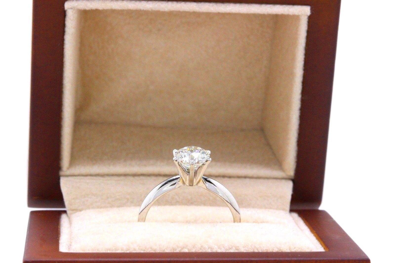 Leo Bague de fiançailles solitaire en or blanc 14 carats avec diamant taille ronde 1,05 CTS H SI1 en vente 4