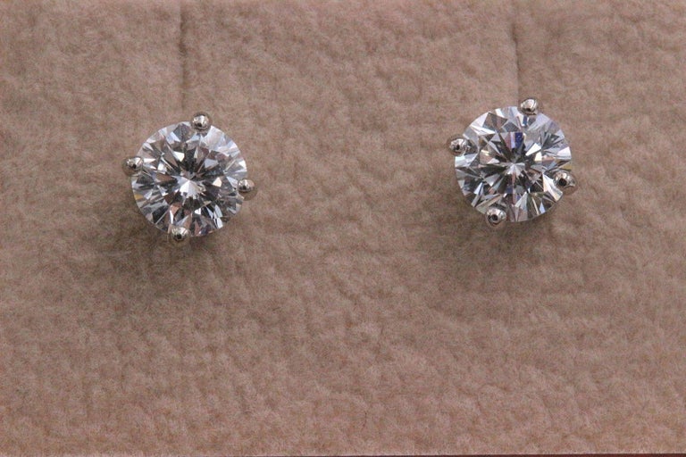 Leo Diamond Stud Earrings Rounds 0.98 Carat FG SI 14 Karat White Gold