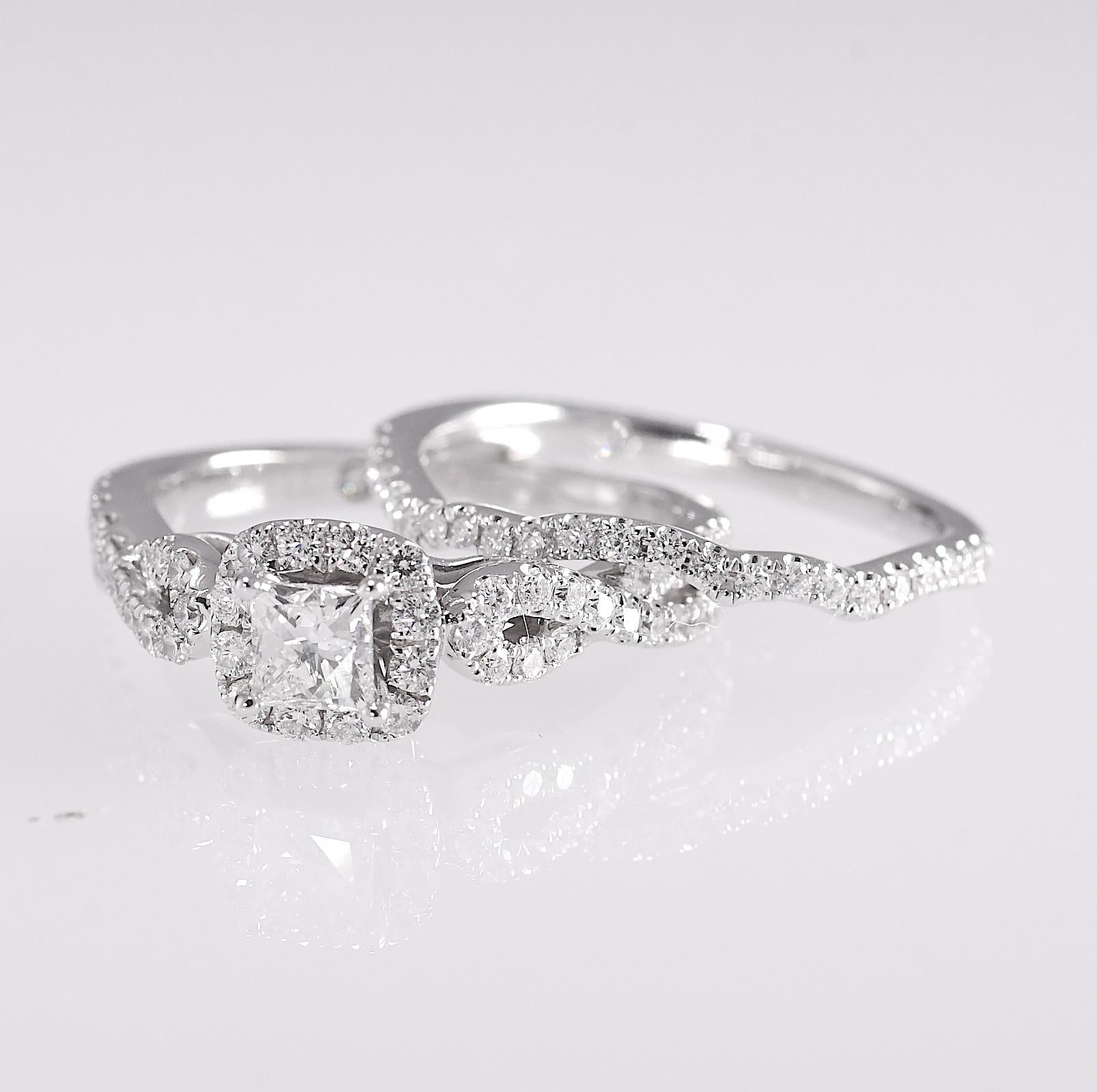 Leo Diamond Wedding Set 1.25 Carat 45 Carat Princess Cut Center 14 Karat Gold For Sale 5