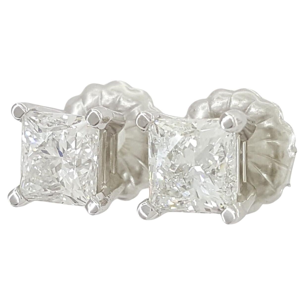 Taille princesse Leo Clous d'oreilles en or blanc avec diamants de 1,40 carat en vente