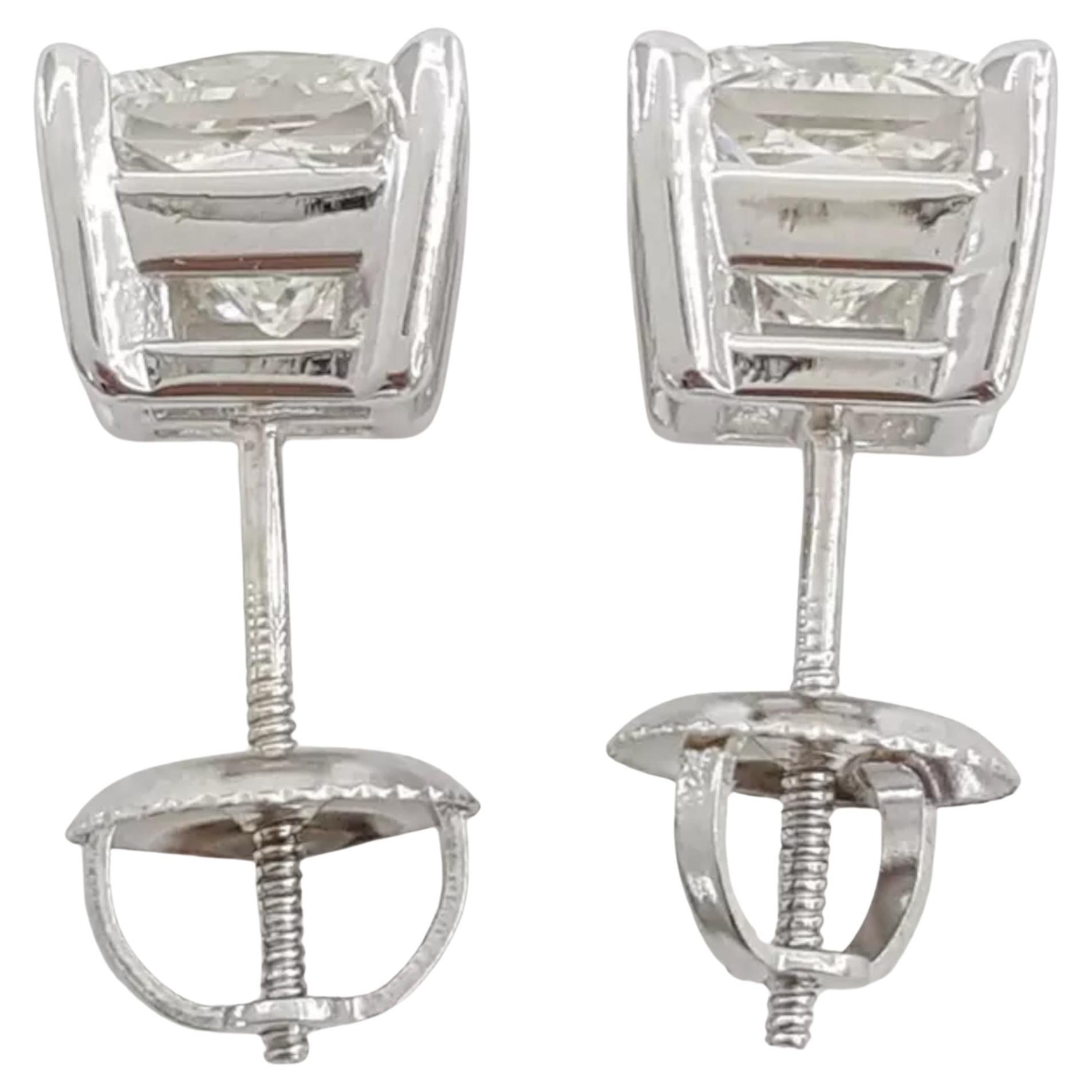 Orecchini a perno con diamanti taglio Princess Brilliante di LEO, peso totale 1,98 ct, in oro bianco 14k.

Gli orecchini pesano 1,9 grammi, Pietra #1: diamanti naturali The Leo Princess Brilliante del peso di 0,99 carati, colore H, purezza VS2,