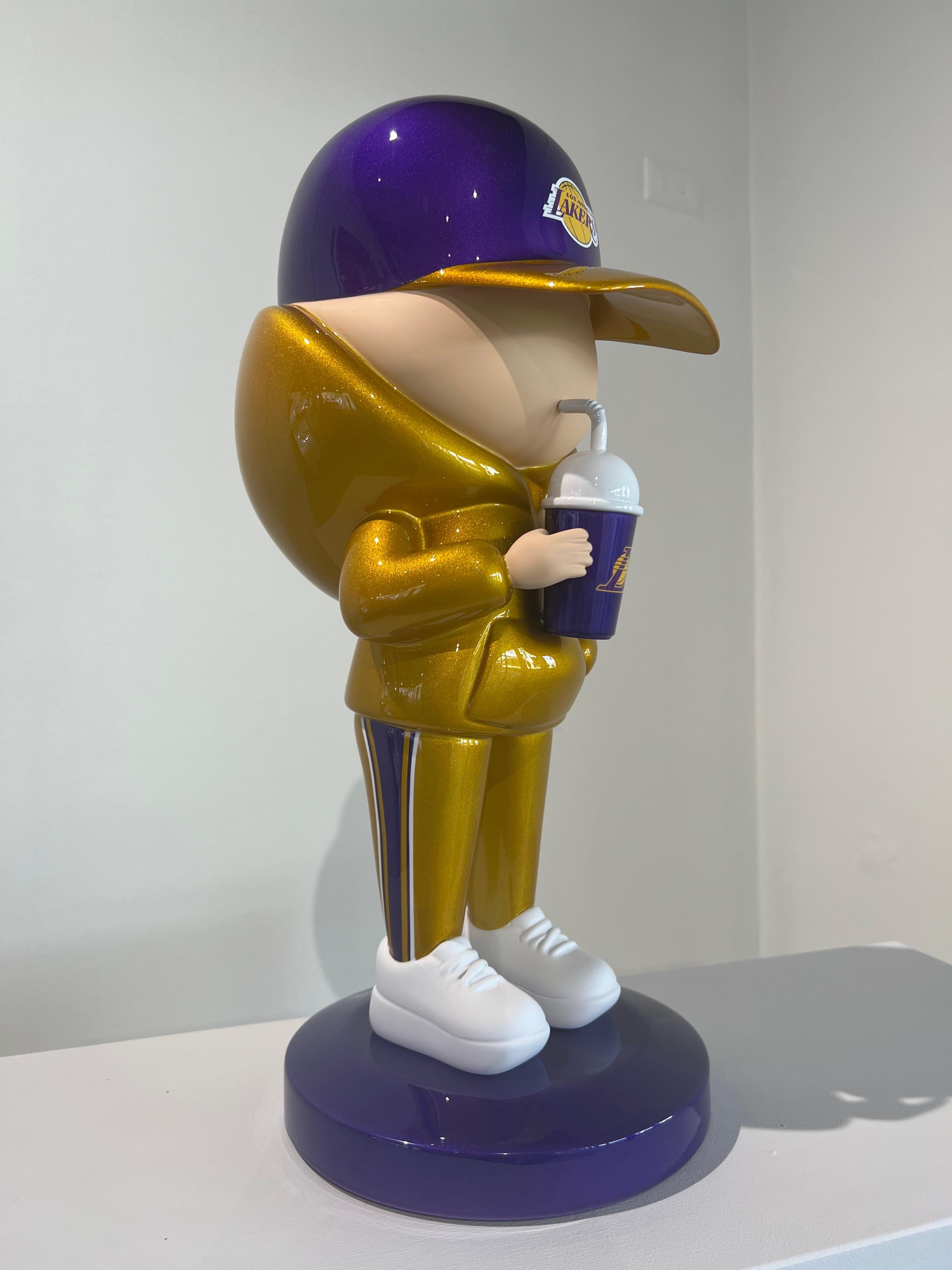 Kidcup-Skulptur – Los Angeleser Lakers (Grau), Figurative Sculpture, von Leo et Steph