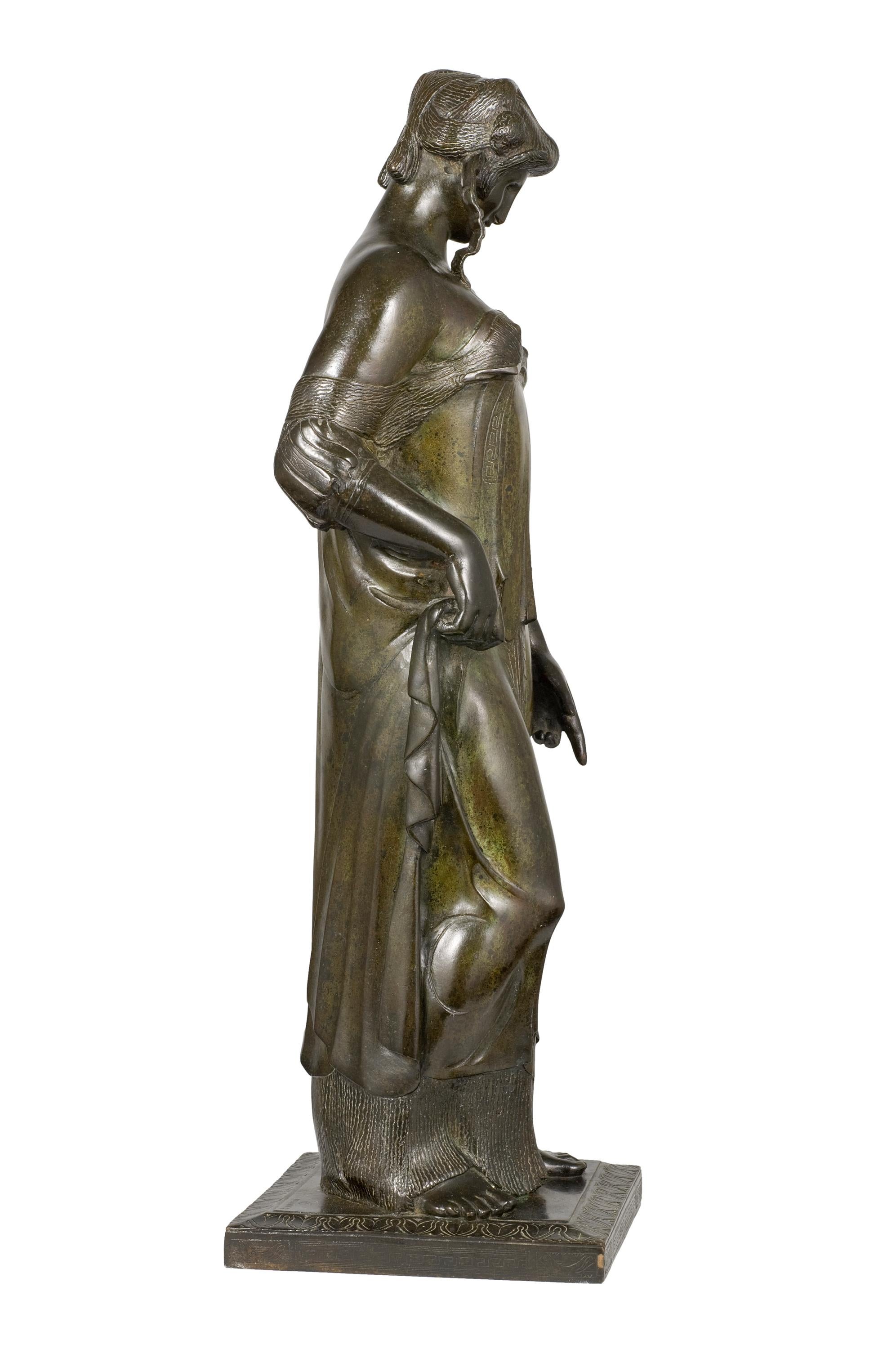 Un bronce muy singular que toca lo clásico, la fuerza femenina en la forma y los detalles estilo beaux arts en América.  ¡Una obra que realmente es para un coleccionista y para ponerla en un lugar donde se pueda disfrutar de la pátina, que es