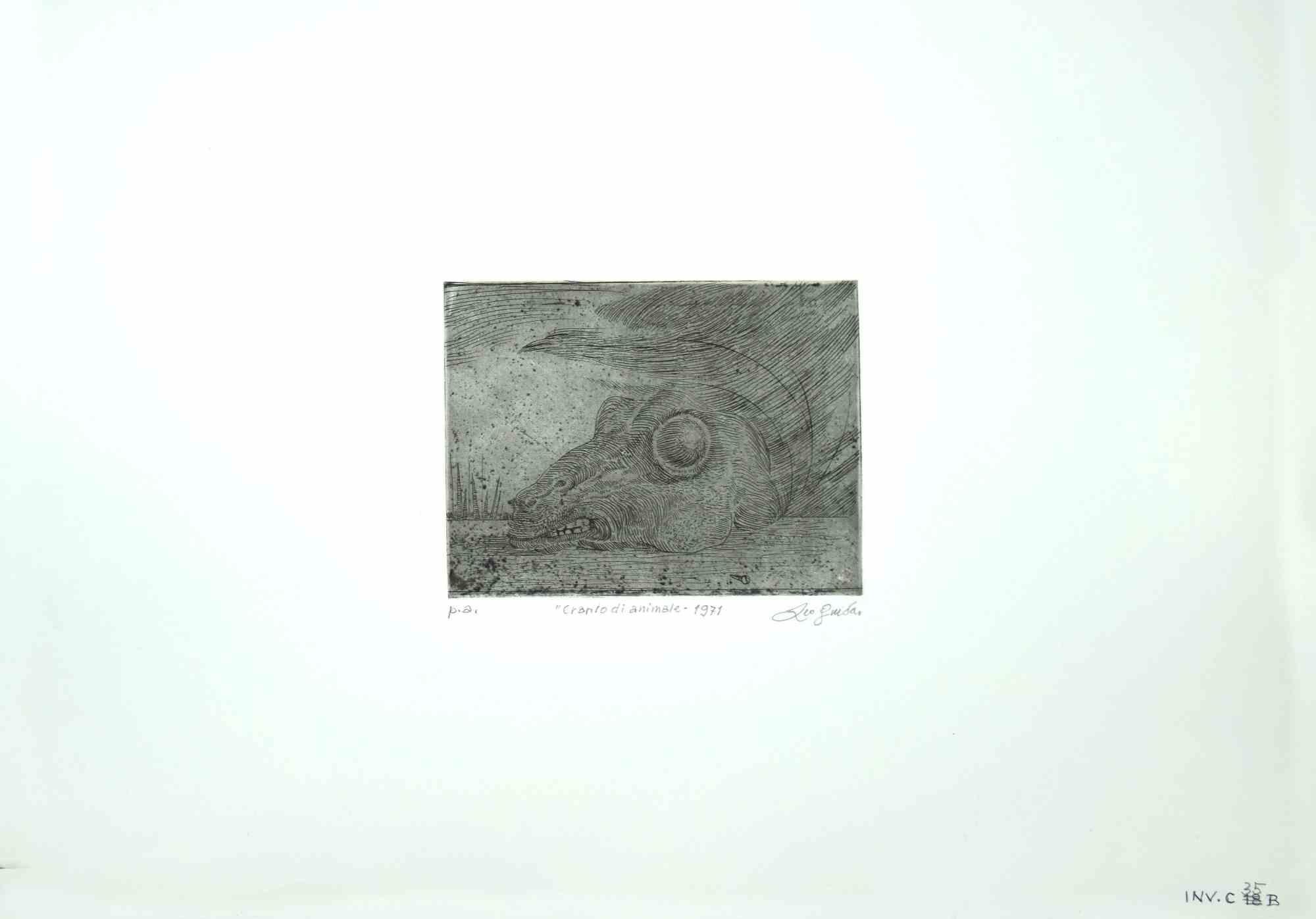 Animal Skull ist ein Original-Kunstwerk realisiert  im Jahr 1971  von dem italienischen zeitgenössischen Künstler  Leo Guida  (1992 - 2017).

Schwarze und weiße Originalradierung auf elfenbeinfarbenem Karton.

Am unteren Rand handsigniert, betitelt