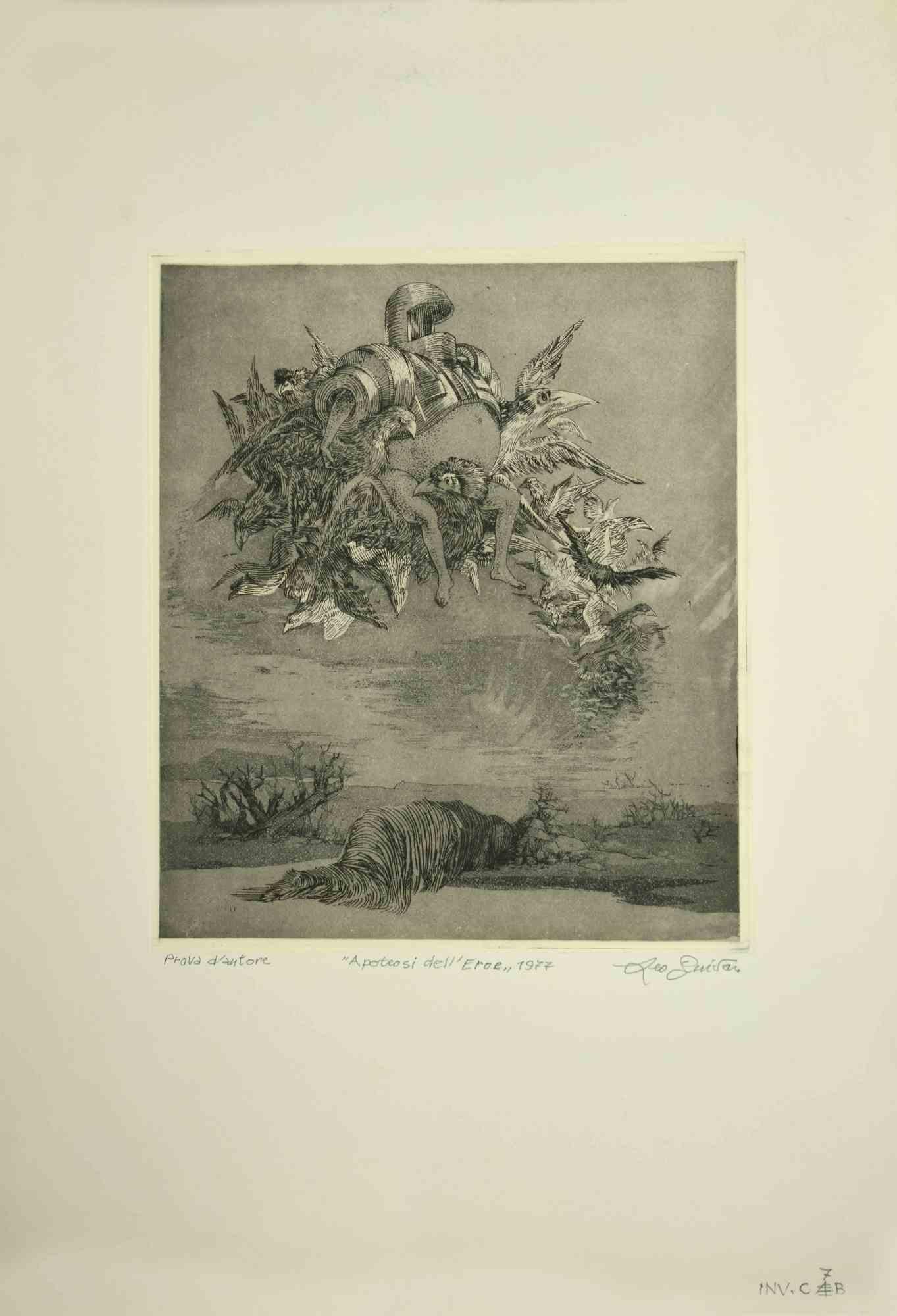  Apotheose des Helden ist ein originales Kunstwerk  im Jahr 1977  von dem italienischen zeitgenössischen Künstler  Leo Guida  (1992 - 2017).

Schwarze und weiße Originalradierung auf elfenbeinfarbenem Karton.

Am unteren Rand handsigniert, betitelt