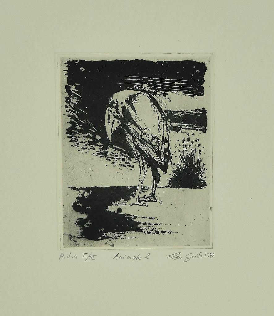 Bird ist ein originales zeitgenössisches Kunstwerk des italienischen Künstlers Leo Guida aus dem Jahr 1972.

Original-Radierung auf Papier. 

Betitelt, handsigniert und datiert mit Bleistift in der rechten unteren Ecke: p.d.a. I/III Animale 2 Leo
