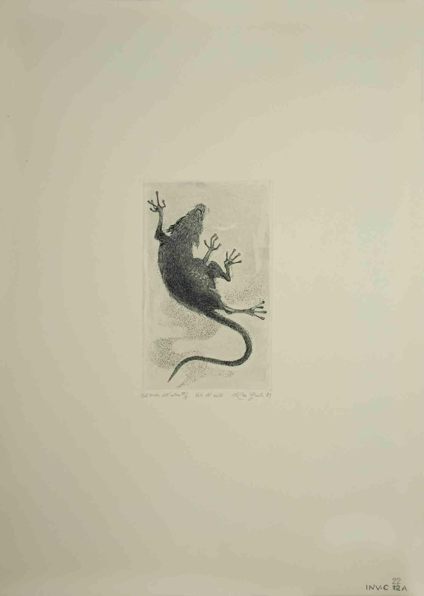 Der Flug der Ratte (Volo del ratto) ist ein originales zeitgenössisches Kunstwerk, das  im Jahr 1973  von dem italienischen zeitgenössischen Künstler  Leo Guida  (1992 - 2017).

Farbige Originalradierung auf elfenbeinfarbenem Karton.

Am unteren