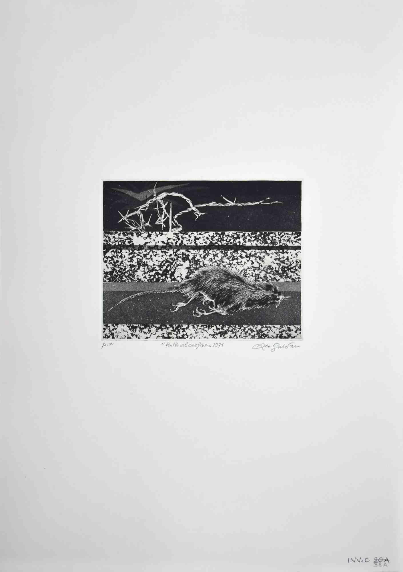 Rat on the Border ist ein originales Kunstwerk  im Jahr 1971  des italienischen zeitgenössischen Künstlers Leo Guida (1992 - 2017).

Farbige Originalradierung auf elfenbeinfarbenem Karton.

Am unteren Rand handsigniert, betitelt und datiert.

In