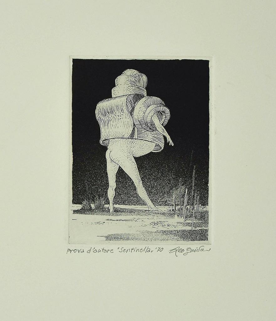 Der Wächter ist ein originales zeitgenössisches Kunstwerk des italienischen Künstlers Leo Guida aus dem Jahr 1970.

Original-Radierung auf Karton.

Betitelt, datiert und handsigniert vom Künstler am unteren Rand: prova d'autore "Sentinella" 70 Leo