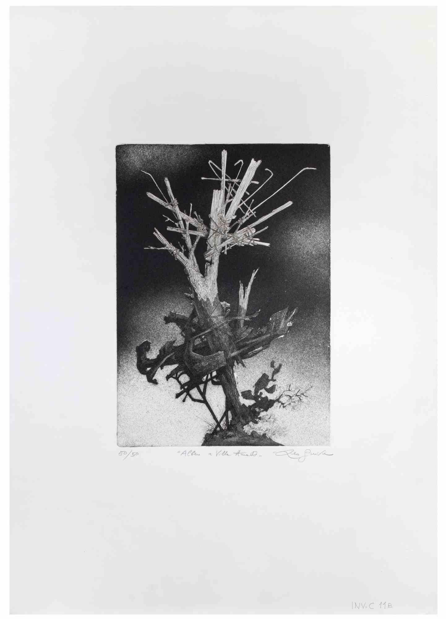 Der Baum in der Villa ist ein Kunstwerk des zeitgenössischen italienischen Künstlers  Leo Guida (1992 - 2017) in den 1970er Jahren.

Original-Radierung in Schwarz-Weiß auf Papier.

Handsigniert am unteren rechten Rand, nummerierte Auflage von 50