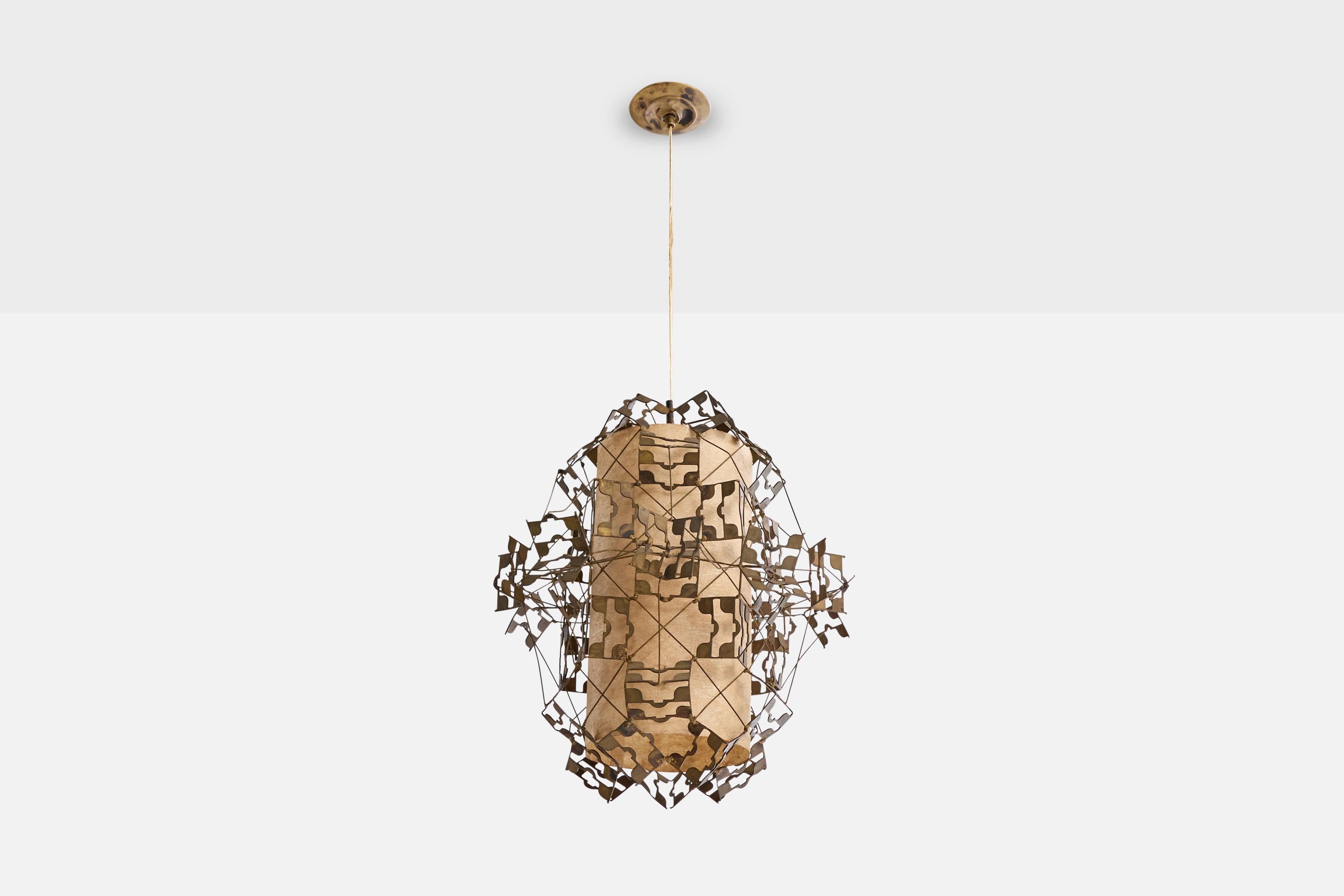 Suspension en laiton soudé et papier parcheminé beige conçue et produite par Leo Jensen, USA, c. 1958.

Dimensions globales (pouces) : 34.5 