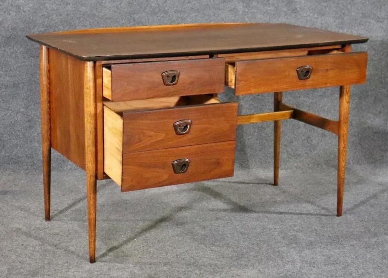 Mid-Century Modern walnut desk by Leo Jiranek for his Artisan Group. Made by Bassett Furniture with three drawers, finished back and wood runner.
Please confirm location NY or NJ.
