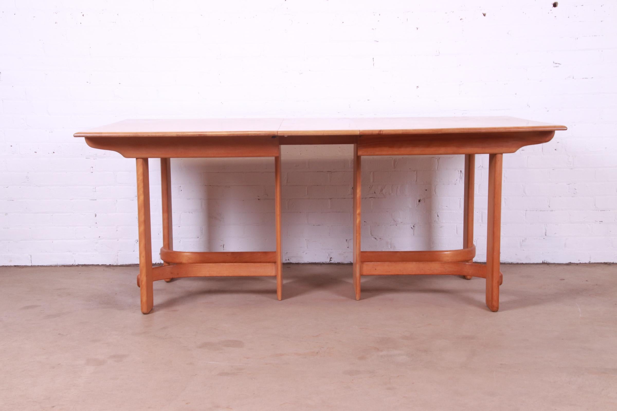 A rare Art Deco or mid-century modern solid maple extension dining table

By Gilbert Rohde for Heywood Wakefield

USA, 1930s

Measures: 60