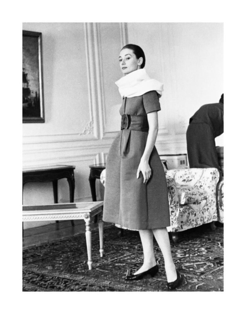 Leo L. Fuchs Portrait Photograph – Audrey Hepburn am Set von „The Nun's Story“