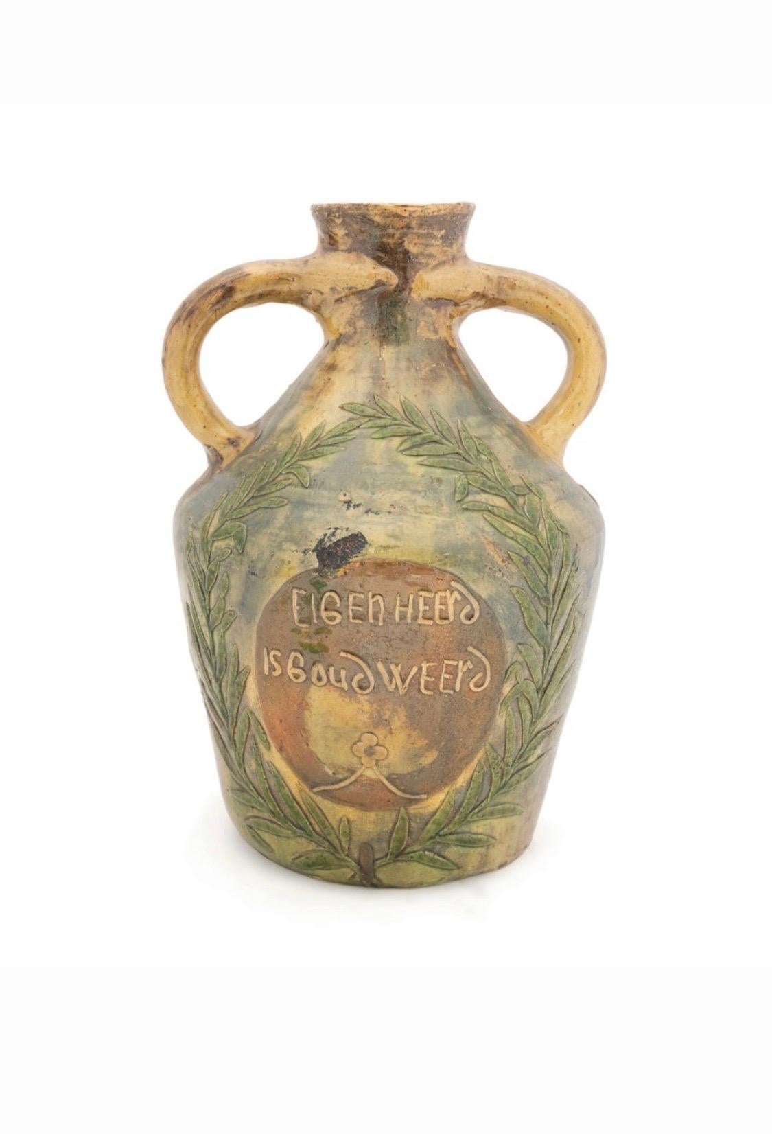 

Doppelgriffige, polychrom glasierte Keramik-Motto-Vase von:
Künstler Leo Maes-Vereenooghe (Flämisch, aktiv 1891-1909), Anfang 20.

Eine 