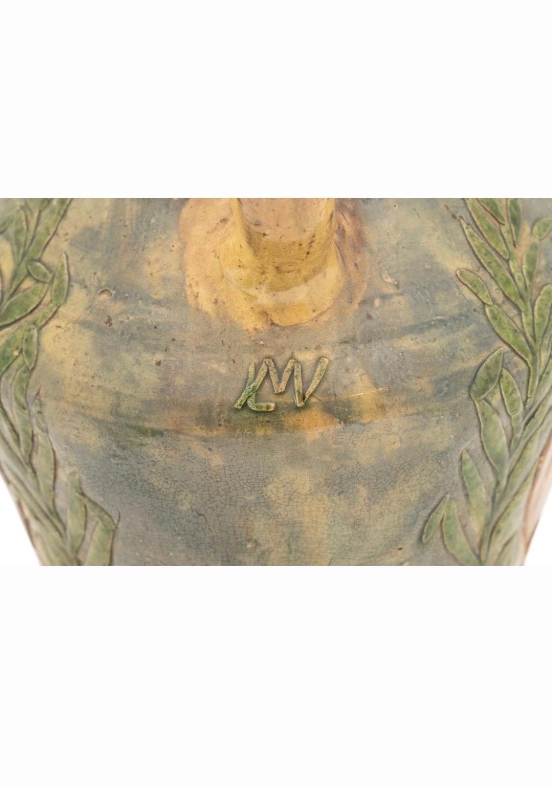 Leo Maes-Vereenooghe Flämische Vase mit doppeltem Griff aus polychromer Keramik Signiert (Töpferwaren) im Angebot