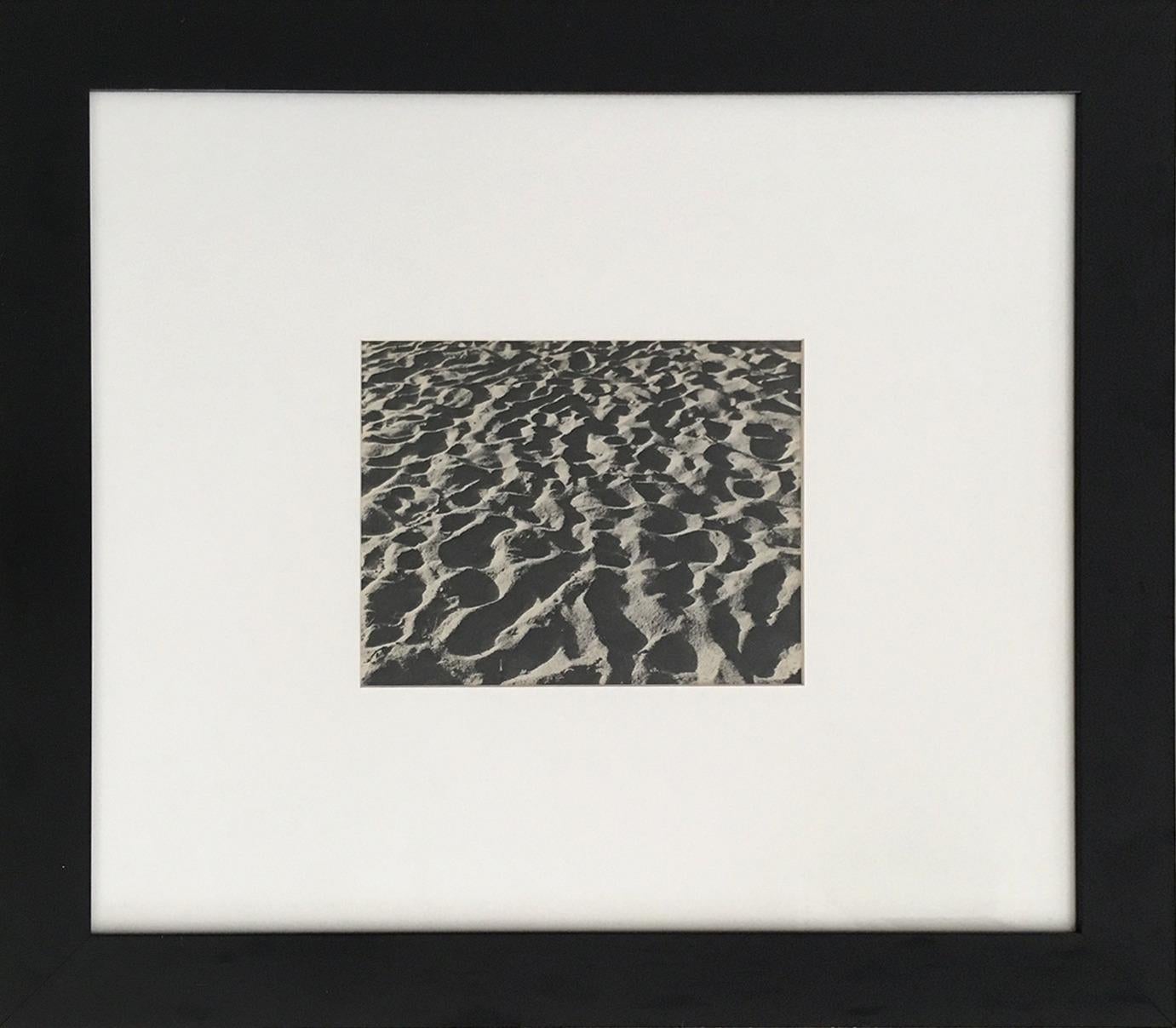 Black and White Photograph Leo Matiz - Arena de la Playa  Photographie - Paysage vintage en noir et blanc