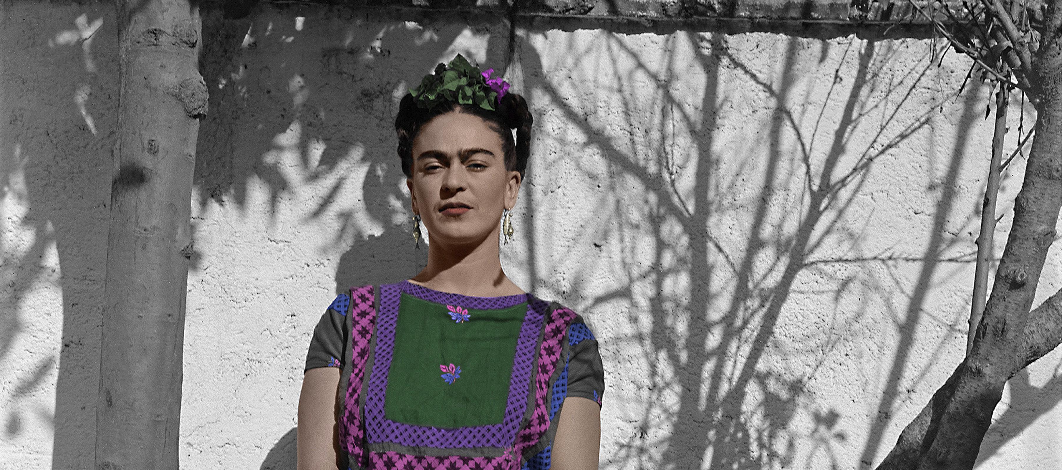 Frida Blue House Whit the Tree, Coyoacán, 1941. Farbiges Porträt – Photograph von Leo Matiz