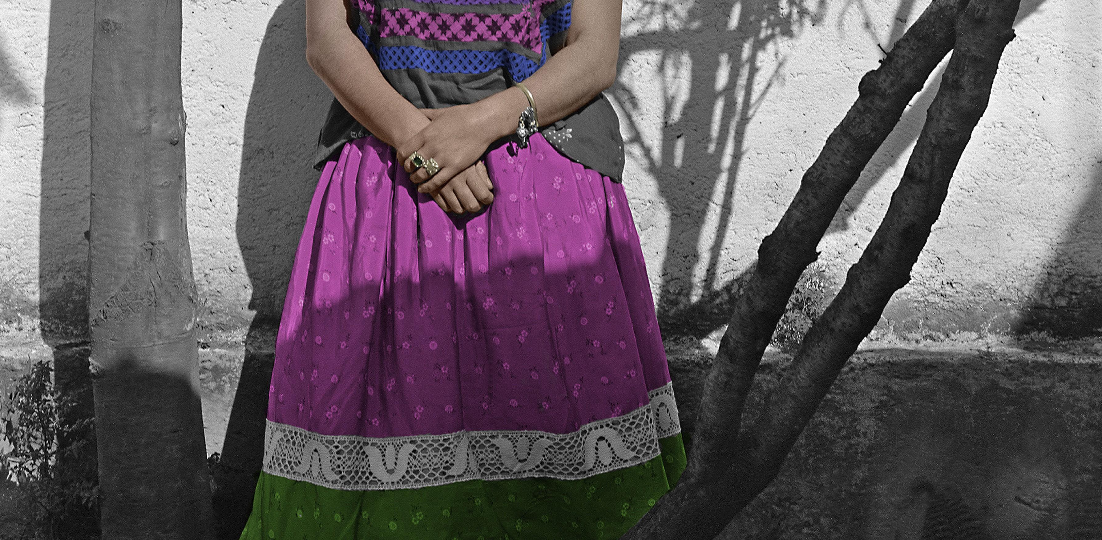 Frida Blue House Whit the Tree, Coyoacán, 1941. Farbiges Porträt (Moderne), Photograph, von Leo Matiz