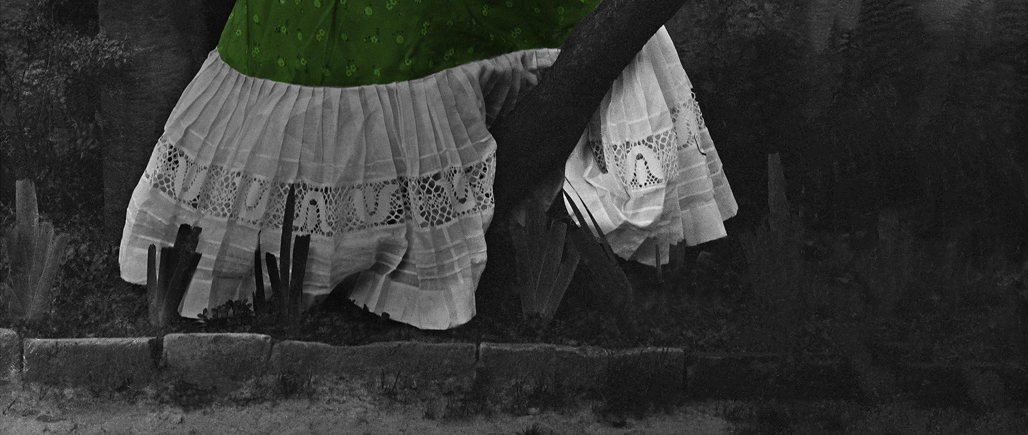 Frida Blue House Whit the Tree, Coyoacán, 1941. Farbiges Porträt (Schwarz), Color Photograph, von Leo Matiz