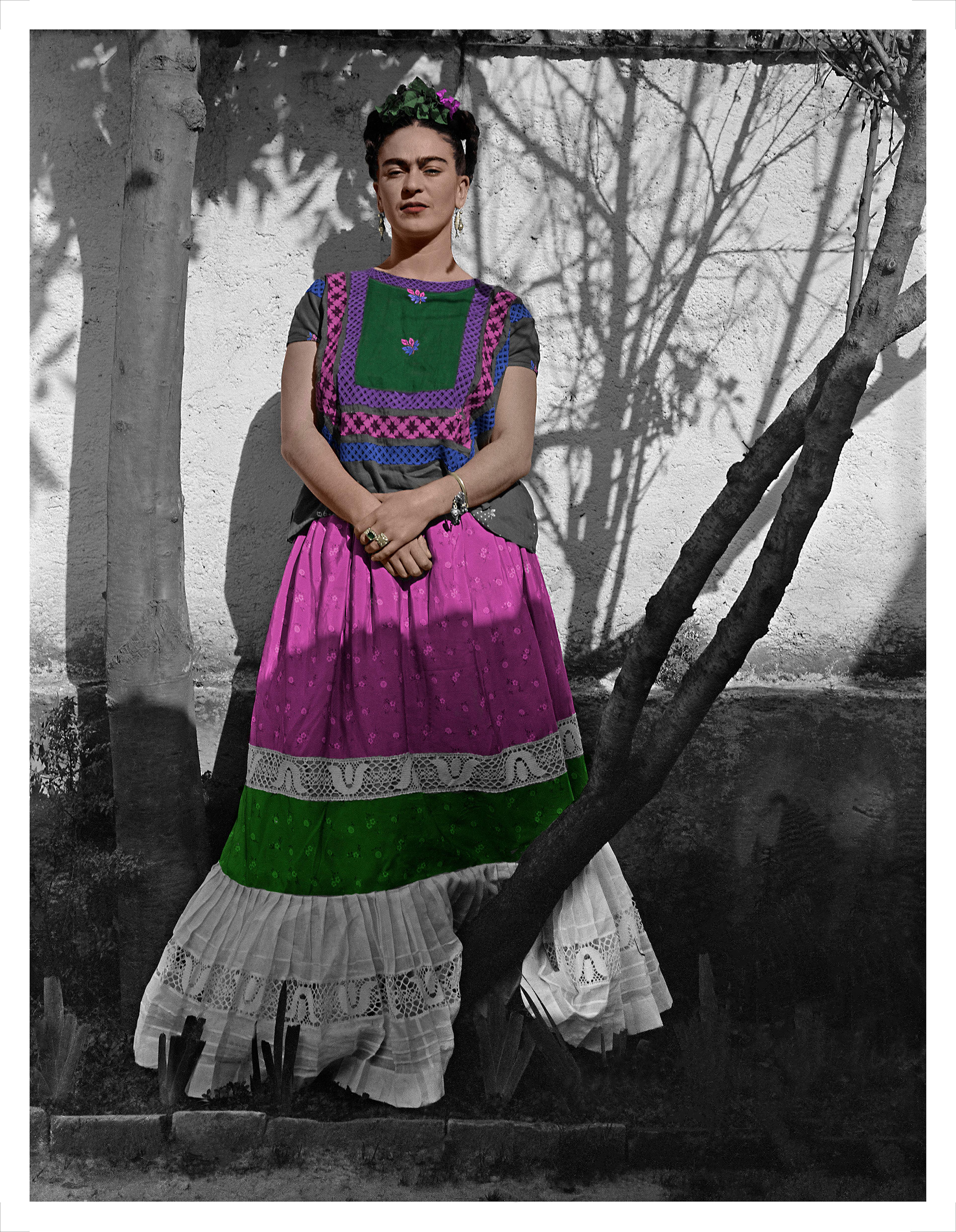 Leo Matiz Color Photograph – Frida Blue House Whit the Tree, Coyoacán, 1941. Farbiges Porträt