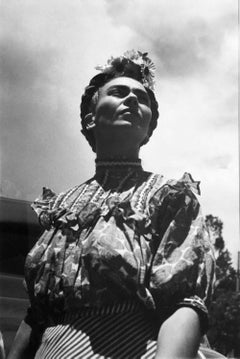 Frida Kahlo en Coyoacán, México. Black and white Portrait photograph. Framed