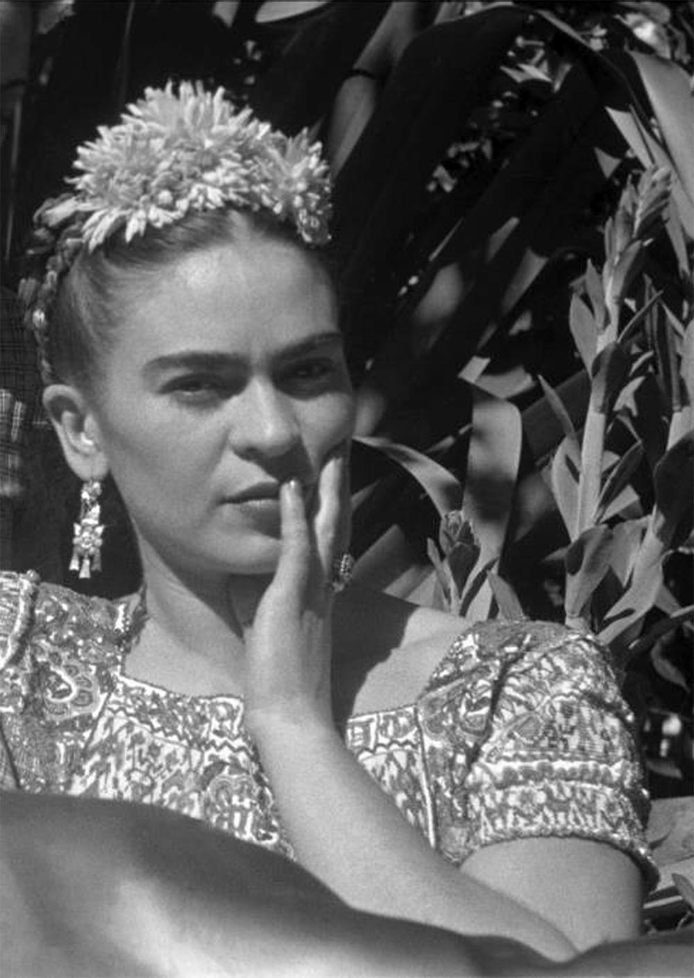 Frida en el jardín xochimilco, México. Framed