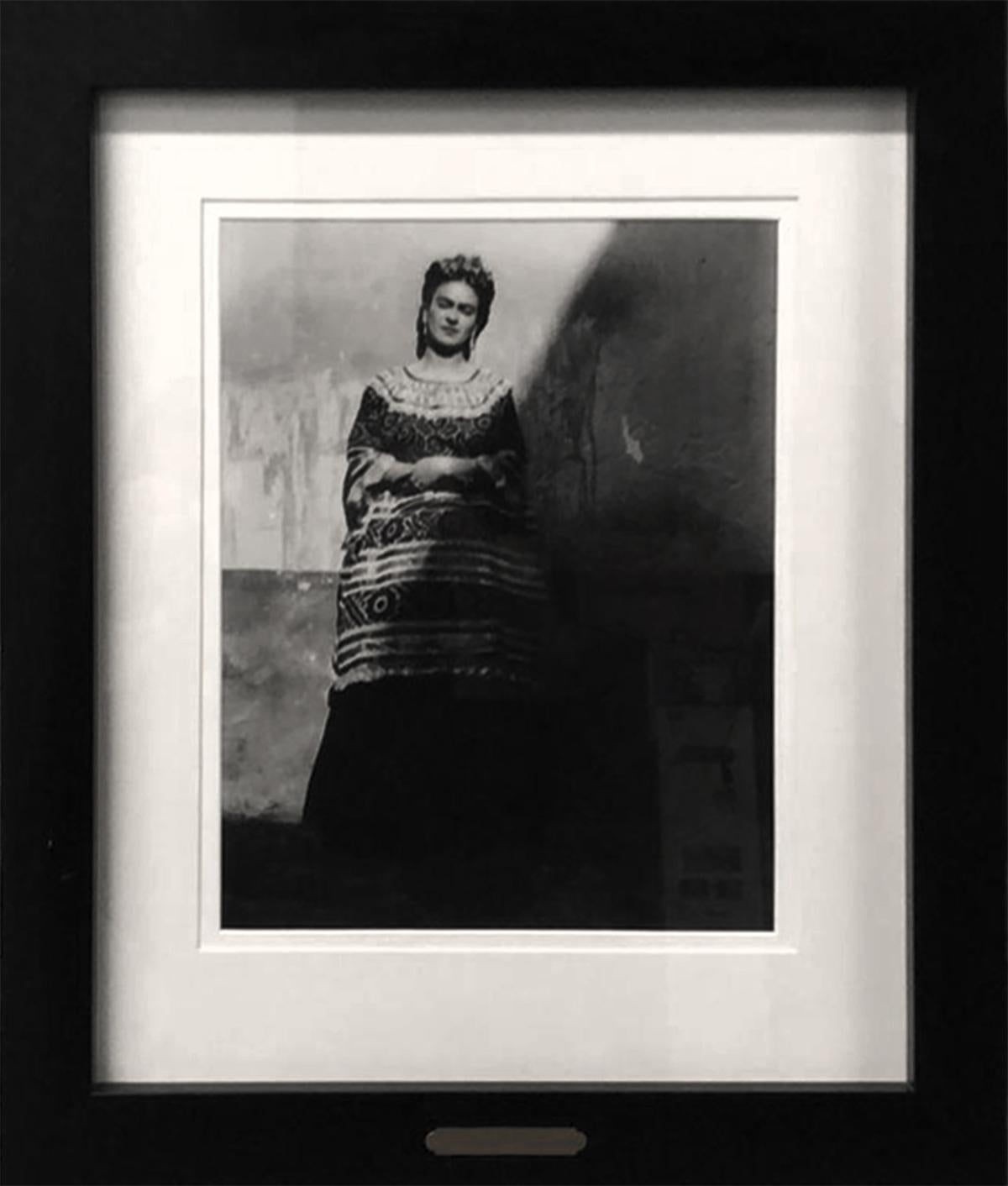 Frida Kahlo en la casa azul, Coyoacán México. Platinum edition.. B & W Portrait - Photograph by Leo Matiz