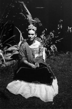 Frida Kahlo in Xochimilco, Mexiko, Schwarz-Weiß-Porträtfoto.  Gerahmt