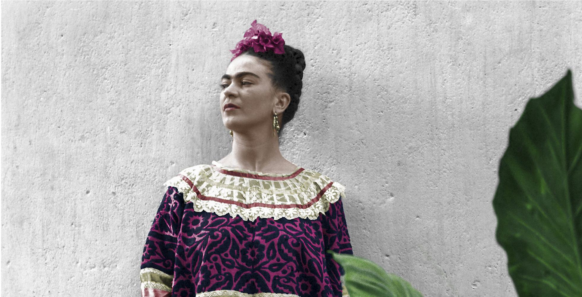 Frida dans la maison bleue avec des plantes, 1943. Portrait en couleur - Photograph de Leo Matiz