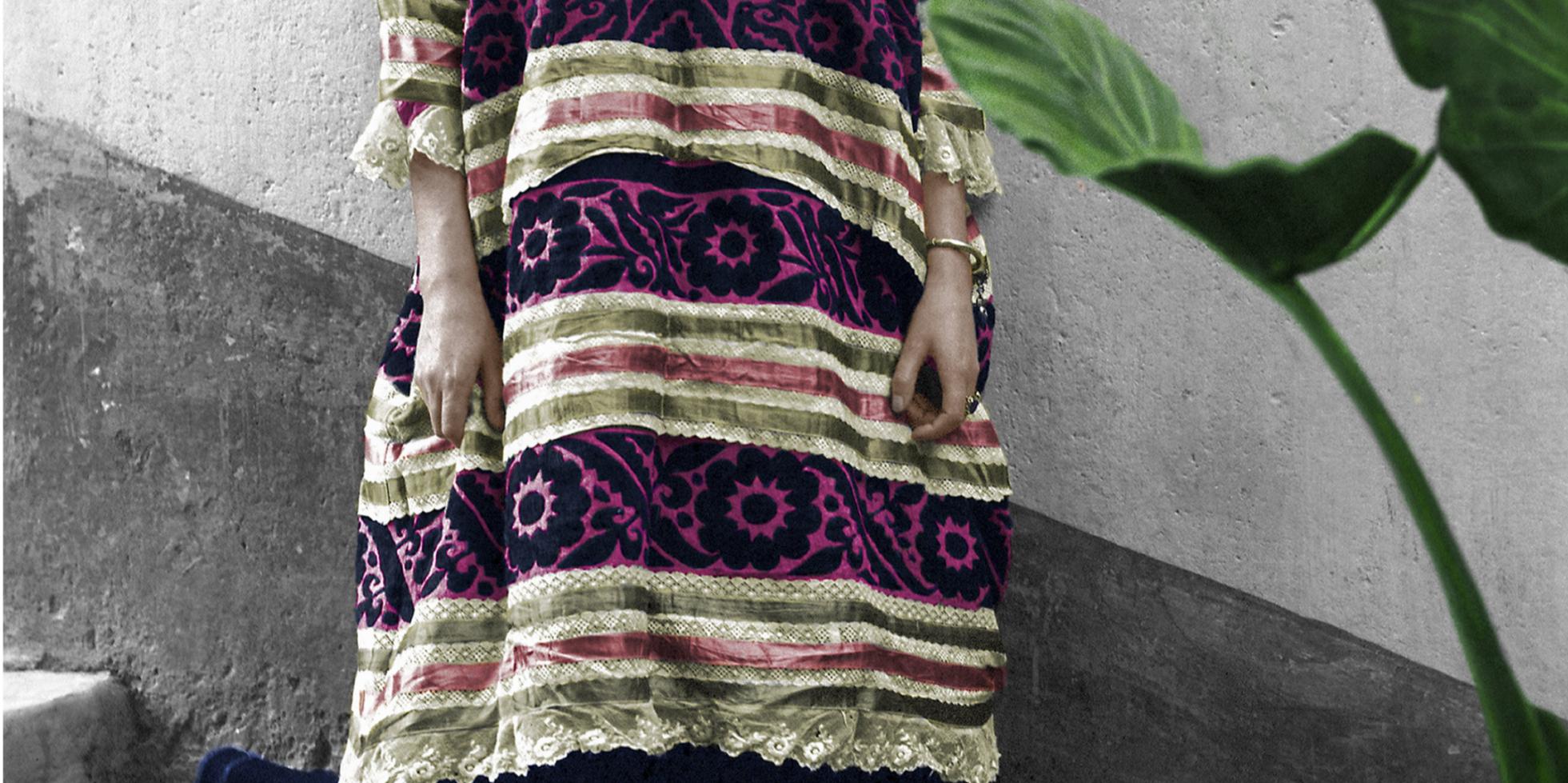 Frida dans la maison bleue avec des plantes, 1943. Portrait en couleur - Moderne Photograph par Leo Matiz