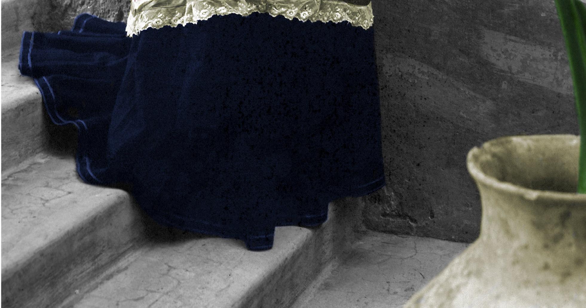 Frida dans la maison bleue avec des plantes, 1943. Portrait en couleur - Noir Portrait Photograph par Leo Matiz