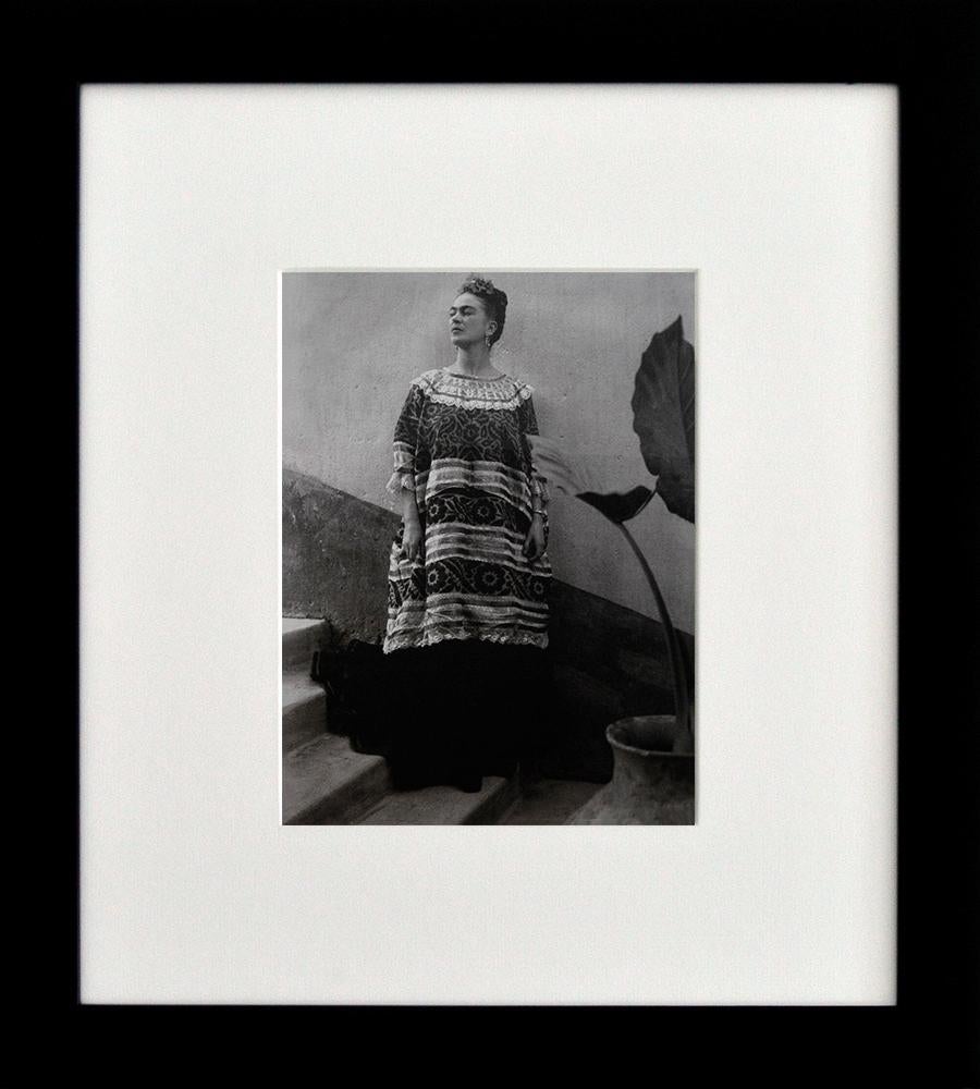 Portrait Photograph di Leo Matiz - Frida Kahlo nella casa azul, Coyoacán, Messico. Edizione platino. Ritratto in B&N