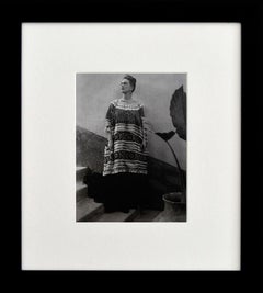 Frida Kahlo in ihrem blauen Haus, Coyoacán, Mexiko. Platin-Ausgabe. Schwarzweiß-Porträt