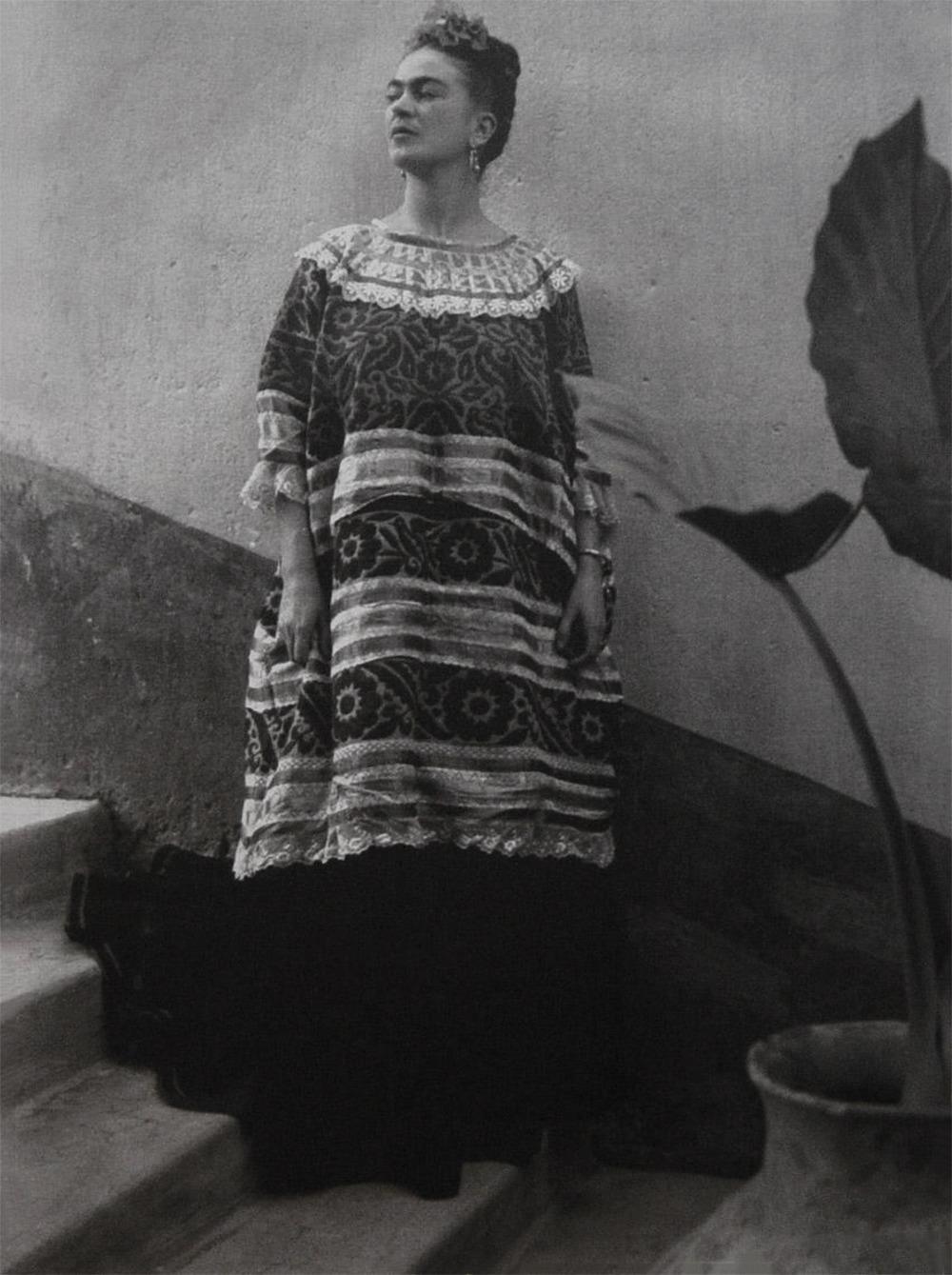 Frida Kahlo nella casa azul, Coyoacán, Messico. Edizione platino. Ritratto in B&N - Photograph di Leo Matiz