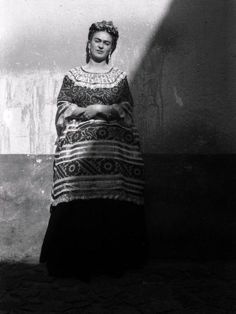 Frida Kahlo in ihrem blauen Haus, Coyoacán, Mexiko. Platin-Ausgabe. Schwarzweiß-Porträt – Photograph von Leo Matiz
