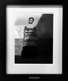 Frida Kahlo en la casa azul, Coyoacán, México. Edición Platino. Retrato en blanco y negro