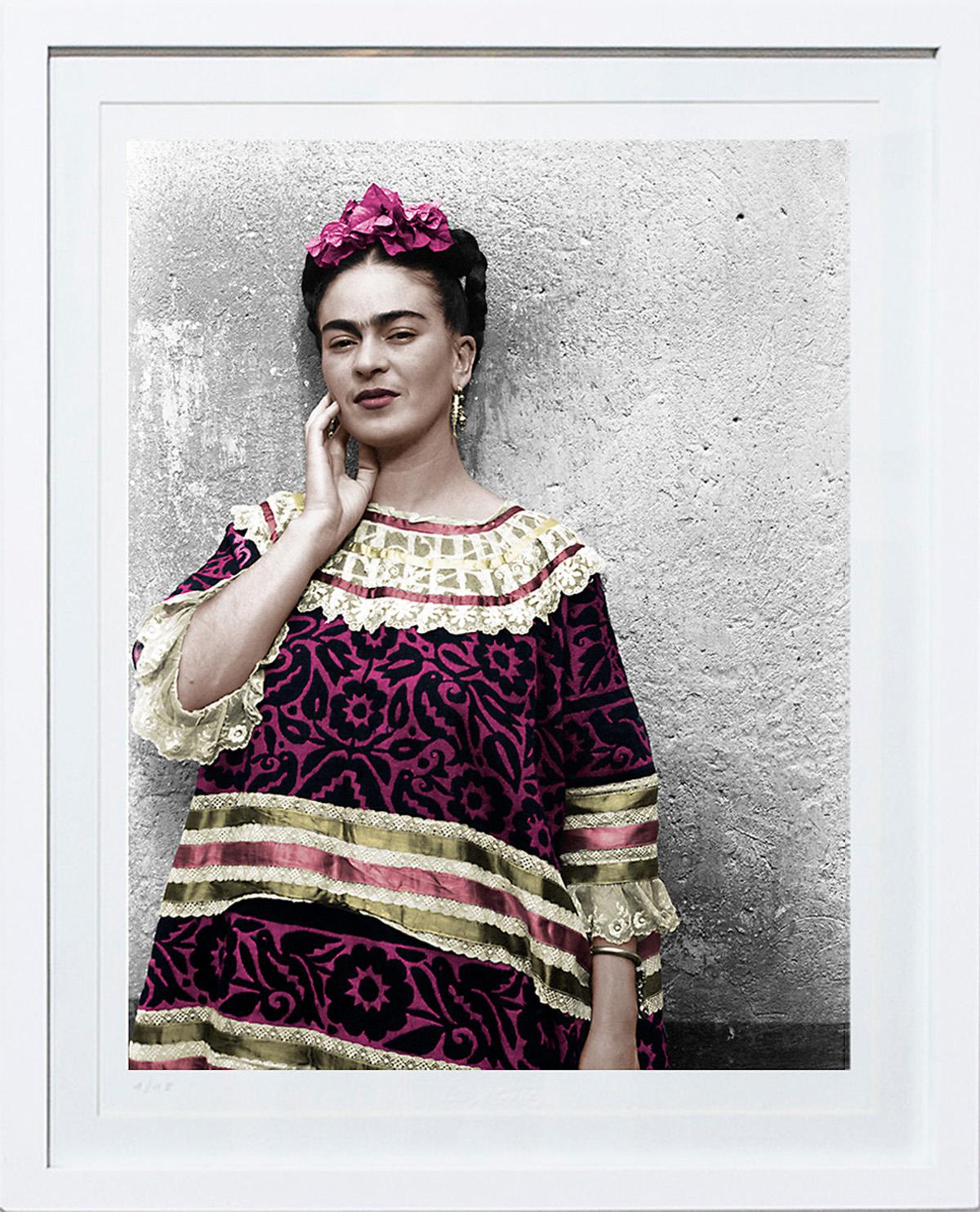 Frida Kahlo nella Casa Blu, Coyoacán, dittico. Dal  Serie Frida Khalo - Color Photograph Grigio di Leo Matiz