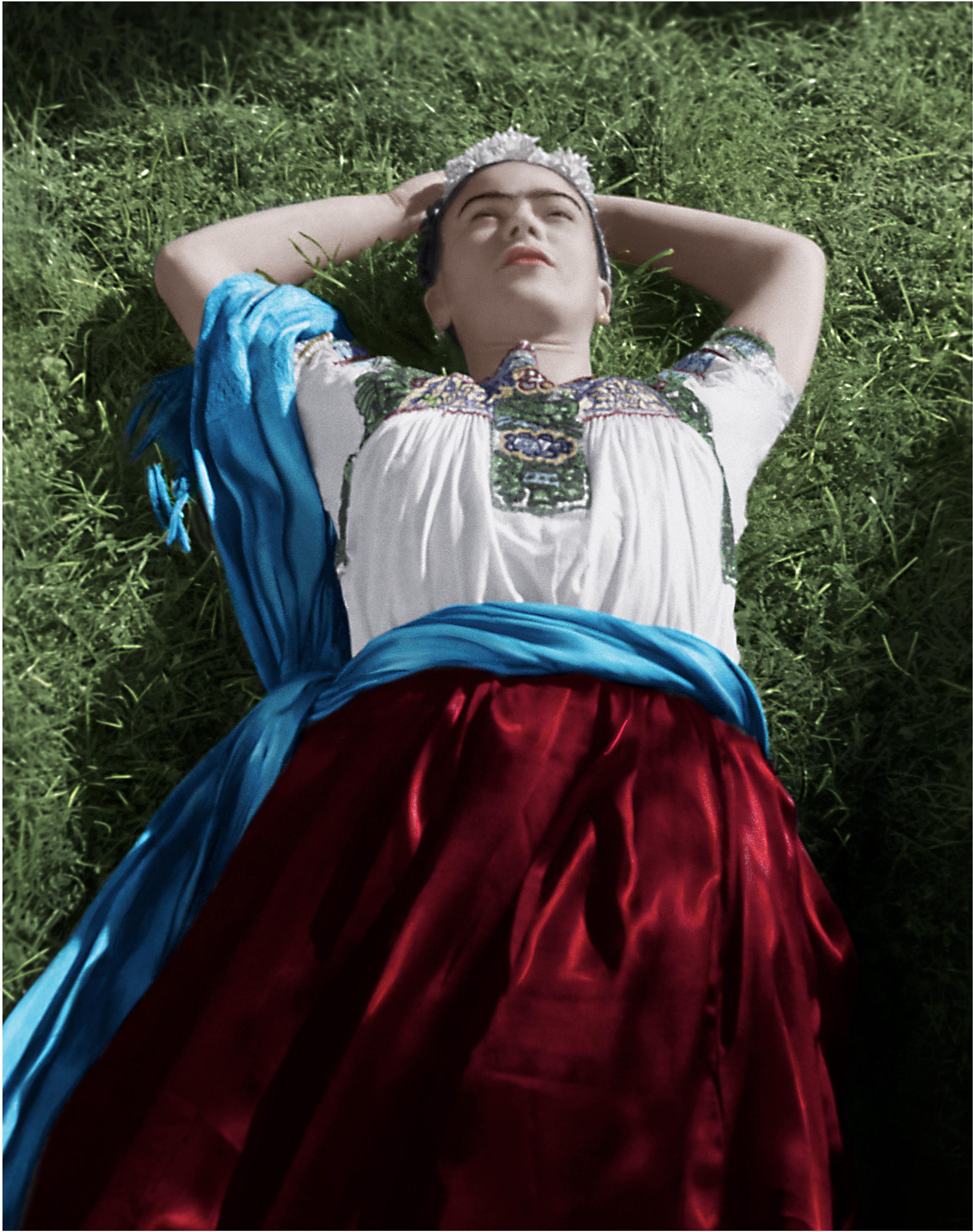 Frida Kahlo dans la Maison bleue, Coyoacán, Mexique. Portrait en couleur - Photograph de Leo Matiz