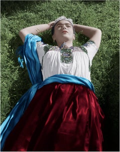 Leo Matiz - Frida Kahlo nella Casa Blu, Coyoacán, Messico. Ritratto a colori Frida Kahlo nella Casa Blu, Coyoacán, Messico. Ritratto a colori